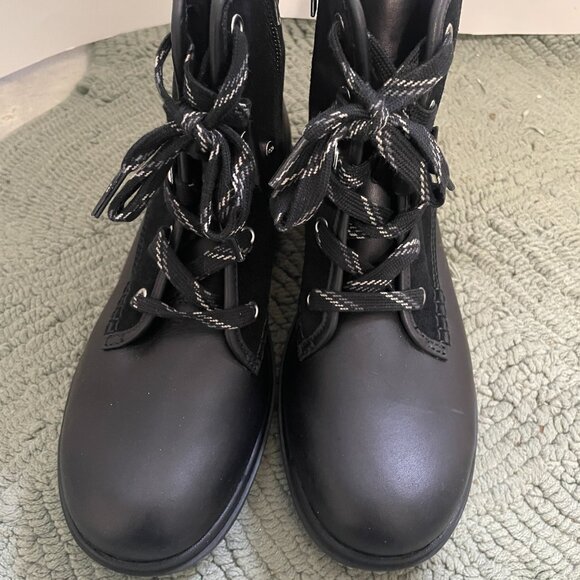 UGG Women's Hapsburg Hiker Fashion Boot. Size 7.5 Zip side, lace up - Picture 2 of 6